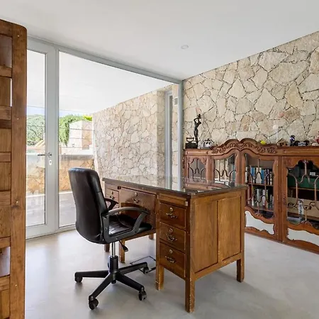 Вилла Guestready - Exquisite Villa W/ Pool & Parking