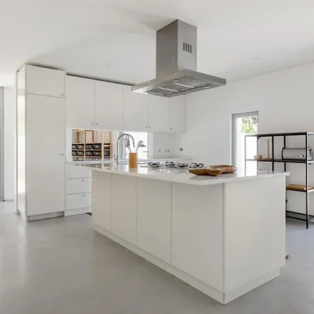 Guestready - Exquisite W/ Pool & Parking בית הארחה